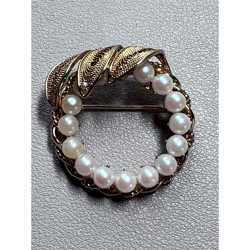 Vintage Hobe Pearl Circle Pin/Brooch. With Gold tone leaves.